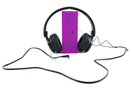 黑色耳机和紫色扬声器白背景图片
