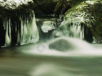 冬季的山溪深绿色冷水图片