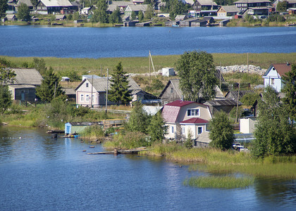 城市郊区的风景在湖的图片