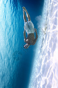 一个在热带海中玩得开心的人海底画像图片