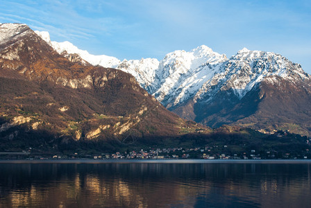 由伦巴迪阿尔卑斯山包围的科莫湖蓝图片