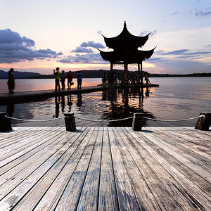 杭州西湖黄昏时分的亭子图片