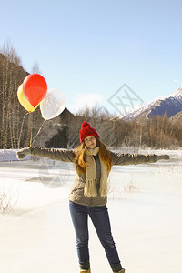 在雪山背景的冰面上带着气球图片