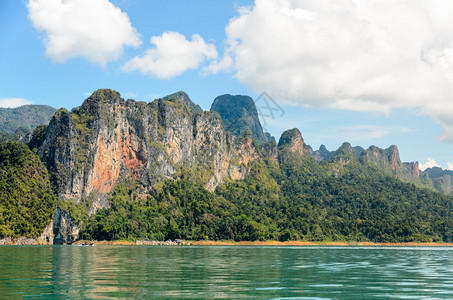 泰国桂林苏拉特萨尼省肖索克公园Ratchapapha大坝绿湖背景图片
