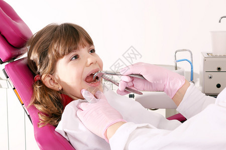 牙医用钳子把牙小高清图片
