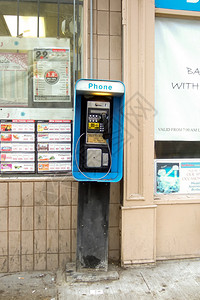 街上墙的蓝色公用电话图片