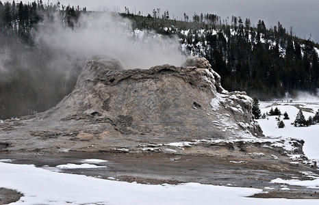 冬季黄石公园的热矿泉多姿彩图片
