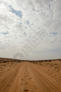 穿越沙漠的道路图片