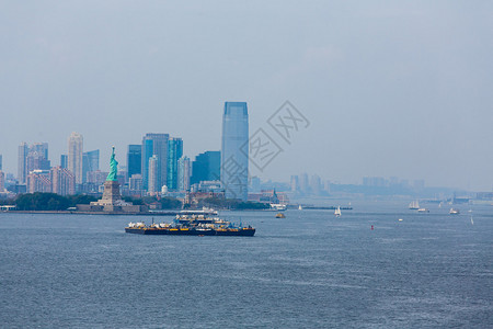 纽约港的货轮和驳船图片