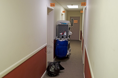 酒店走廊的客房服务设备图片