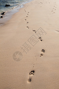 夕阳下沙滩上的脚印图片