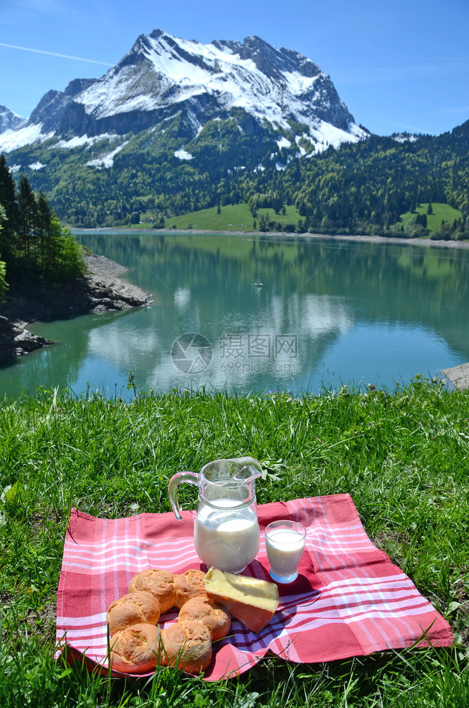 牛奶酪和面包在瑞士阿尔卑山草原图片
