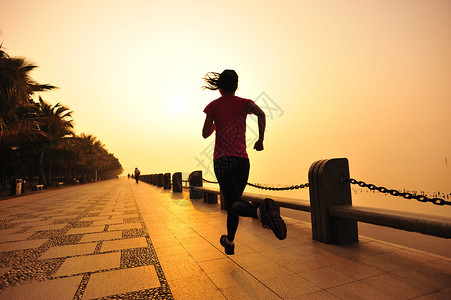 健康的生活方式运动妇女跑在图片