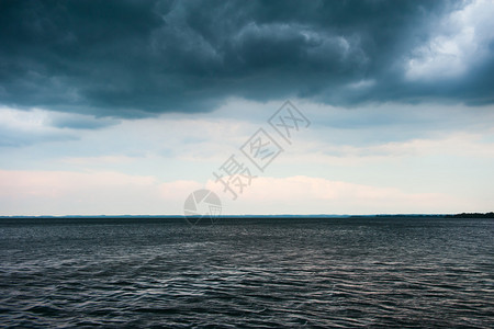 暴风雨前湖上的暴风雨天气乌云密布图片