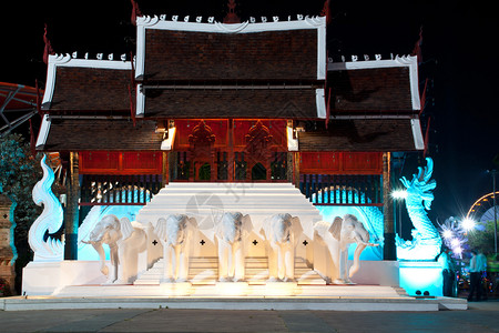 大象和蛇雕像花的拱门泰国清图片