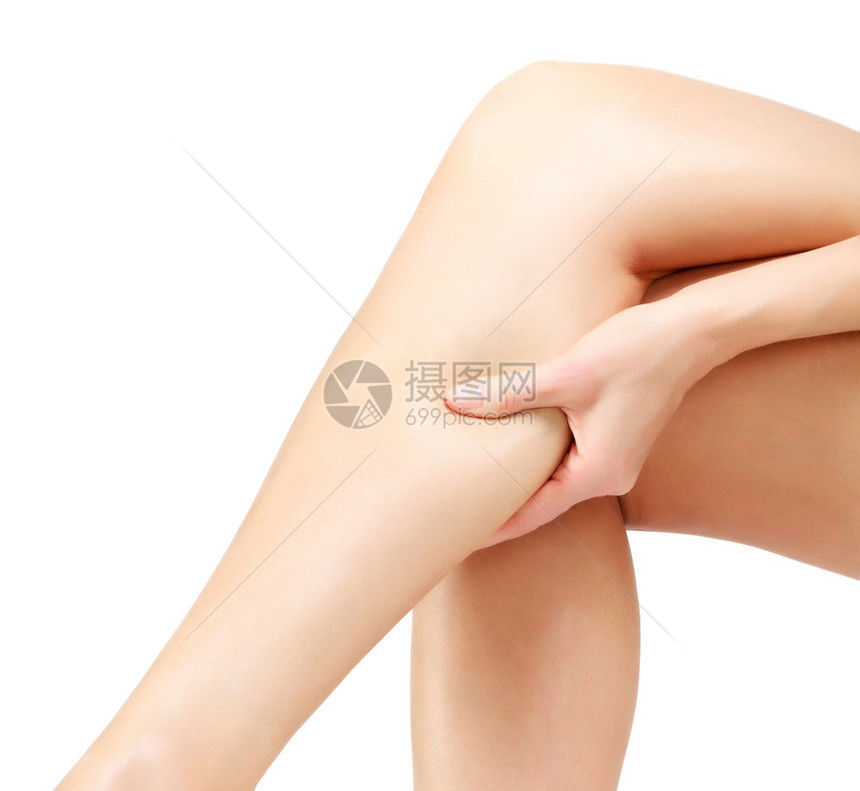 疼痛的腿女人控股酸痛shin白色背景图片