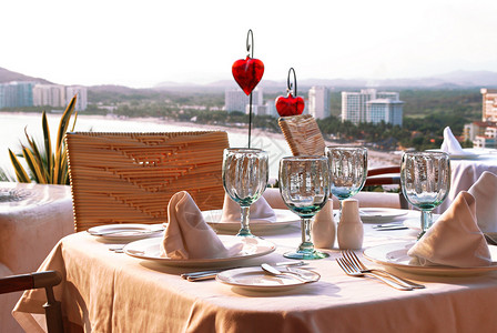 带风景的浪漫餐桌图片