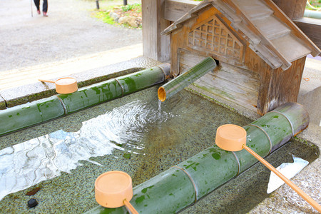 日本寺庙的净水器图片