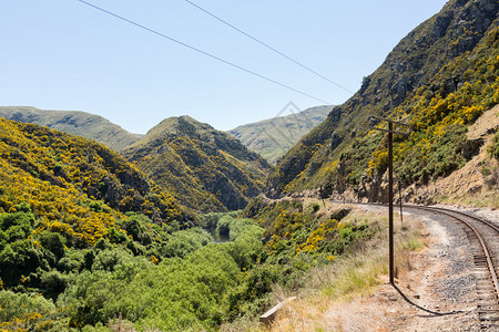 TaieriGorge旅游铁路的铁路轨道在其上山谷的旅程图片