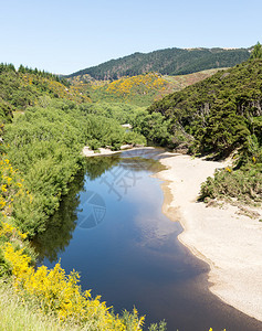 TaieriGorge旅游铁路的铁路轨道在山图片