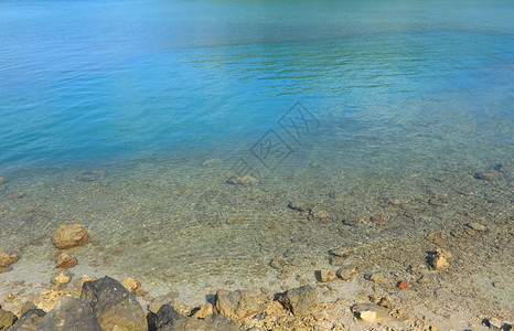 晴天清澈碧海白沙和珊瑚礁高清图片