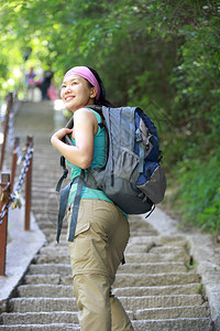 亚洲女徒步旅行者爬山华图片