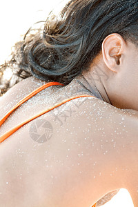 背部肩膀和颈部在白沙滩上晒太阳图片