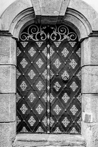 黑白历史建筑的大门入口图片