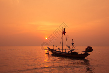 海洋和天空的日落渔船漂浮图片