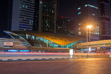 迪拜地铁作为世界上最长的全自动地铁网络图片