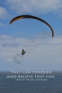天空中的滑翔伞图片