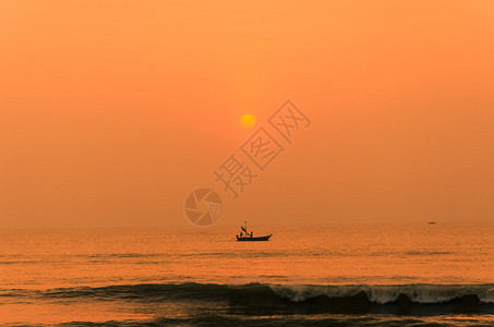 夕阳的光与海上的船图片