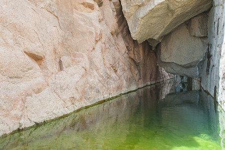 沙漠山峡的淡水池淹没在图片