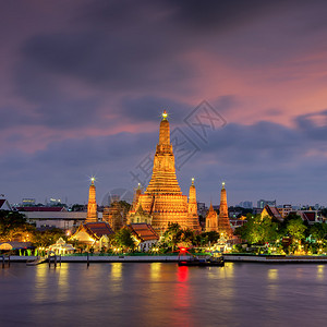曼谷的WatArun寺庙泰国是夜间最古图片