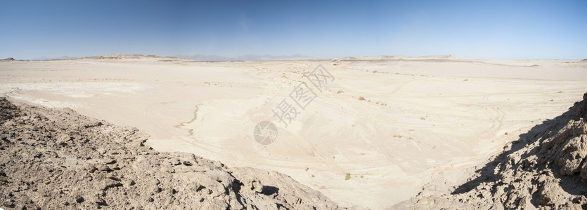 干旱沙漠环境中岩山坡地貌图片