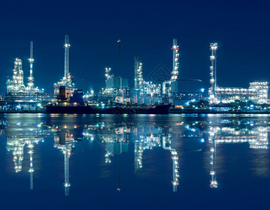 石油和天然气炼油厂在黄昏石化厂图片