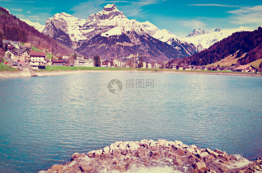 雪峰阿尔卑斯山背景下的池塘Insta图片