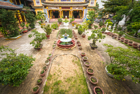 越南古镇会安的佛教寺庙及其绿色庭院的广阔景色图片