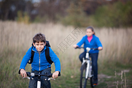 农村骑自行车的孩子图片