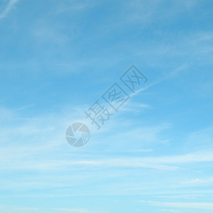 蓝天背景中的蓬松云彩图片