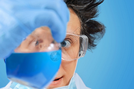 疯狂科学家用蓝色液图片