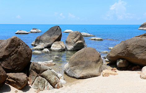 海边滩上的石头蓝天背图片