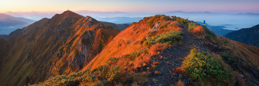 黎明的早晨风景山地全景与太阳升起的温暖光照喀尔巴阡山脉图片