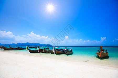 在海滩的Longtale船泰国甲米图片