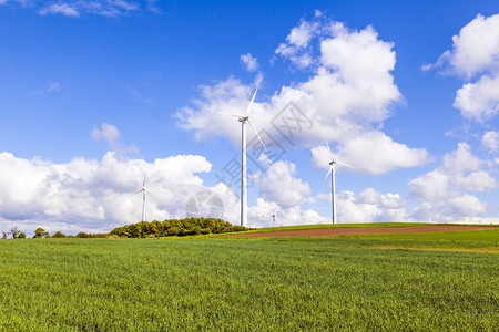 蓝天白云发电的风力发电机图片