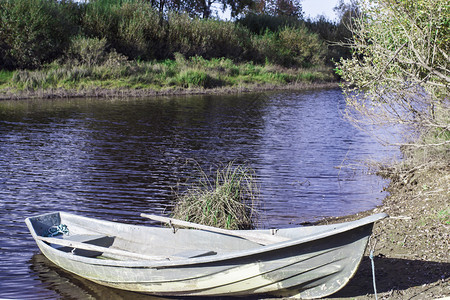 在芬兰梅里贾尔维小镇的河椅上图片