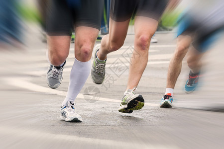 马拉松赛开始时跑步者高清图片