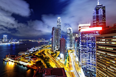 晚上在金融区的香港天际线高清图片