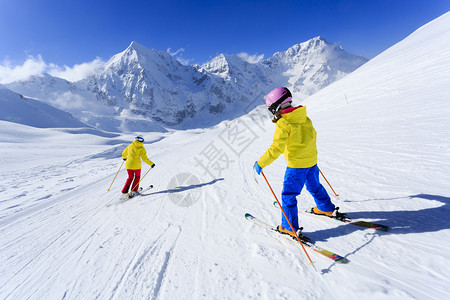 滑雪滑雪道上的滑雪者儿童滑雪图片