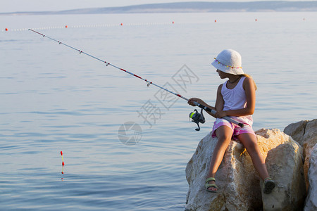 钓鱼可爱的女图片
